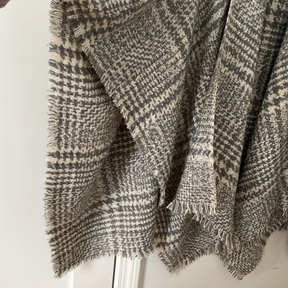 Ann Taylor herringbone grey and white wrap in ONE SIZE - Picture 4 of 6